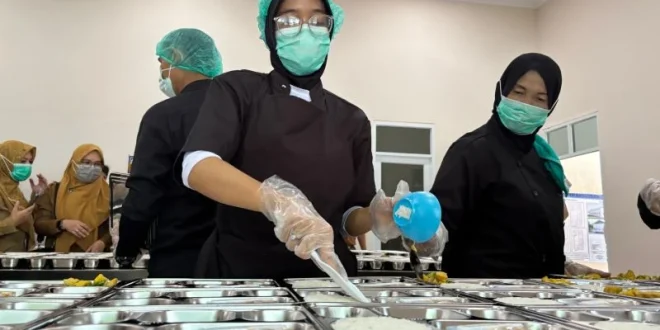 Strategi BGN Perluas Distribusi MBG untuk Lansia & Pemulung