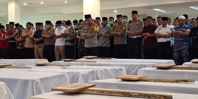 Sumbar Laksanakan Pemakaman Massal 24 Jenazah Korban Banjir Bandang