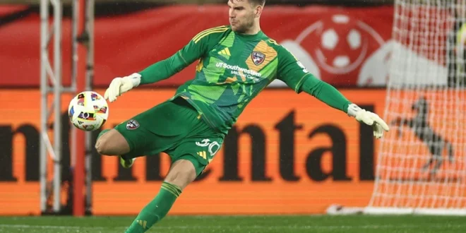 Maarten Paes ke Ajax: Ancaman Serius bagi Kiper Liverpool 2025